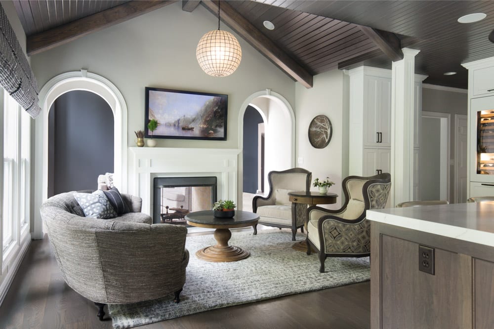 The round geometric designed pendant and dark stained wood shiplap ceiling in the sitting area, adjoined to the kitchen is unexpectedly perfect. It’s all about mixing bold motifs, shapes, and finishes and warming them with wood finishes.