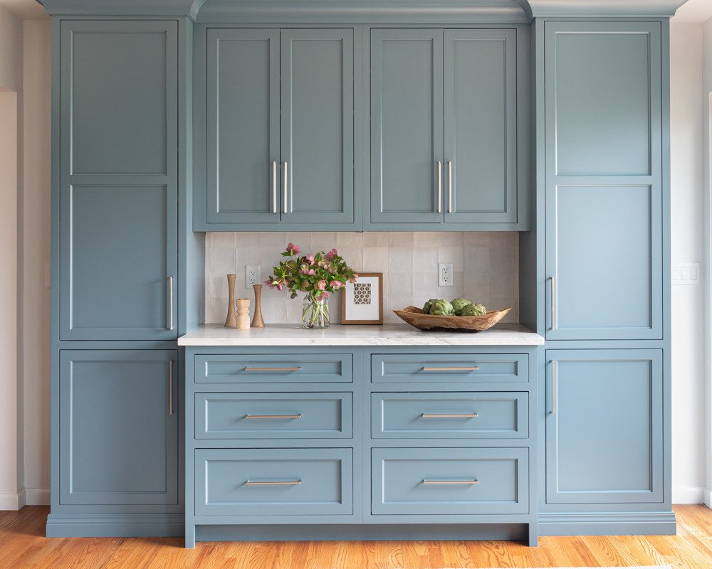 wet bar with organizational blue cabinetry
