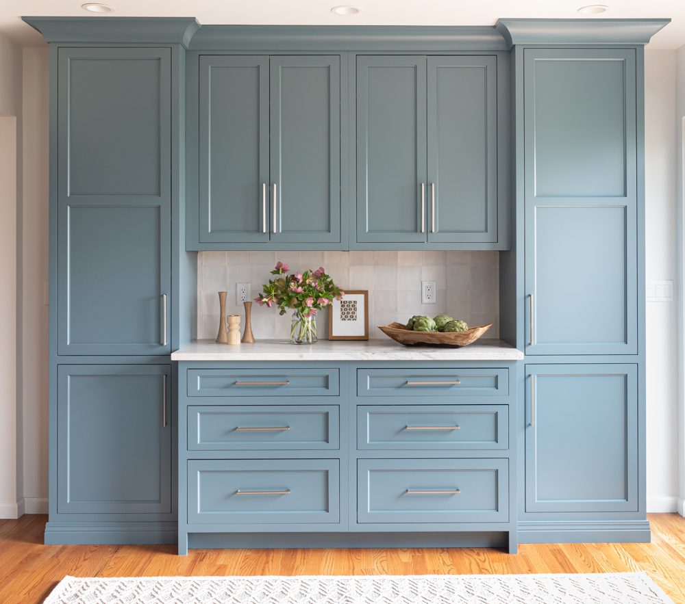 wet bar with organizational blue cabinetry