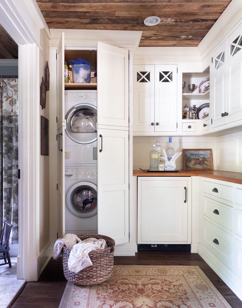 mud room with washer and dryer