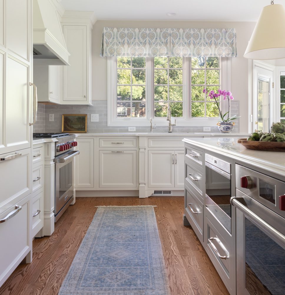A fresh and airy kitchen with all of the latest cooking and kitchen technology