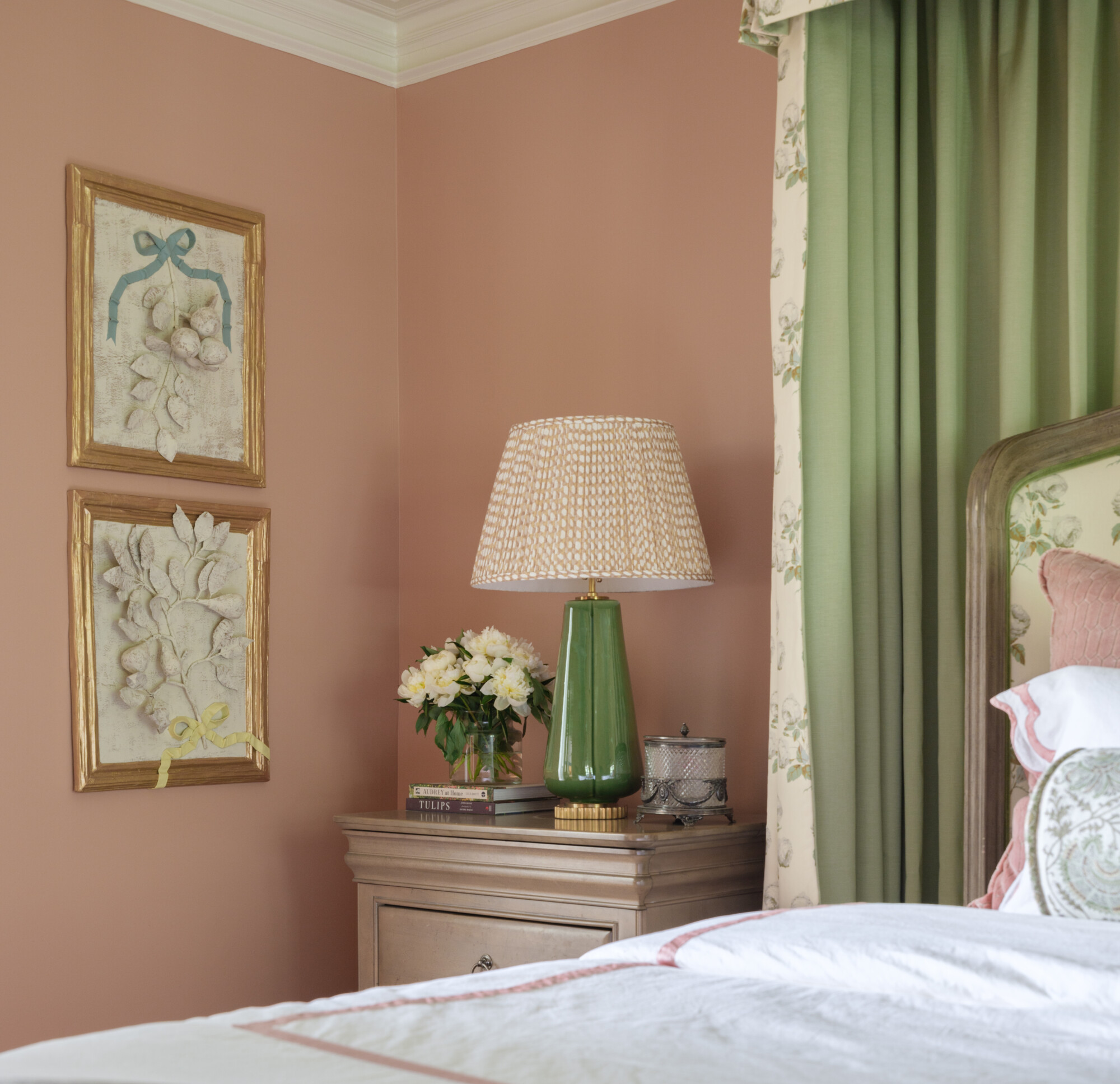 green and pink adorn the room and create a cozy atmosphere