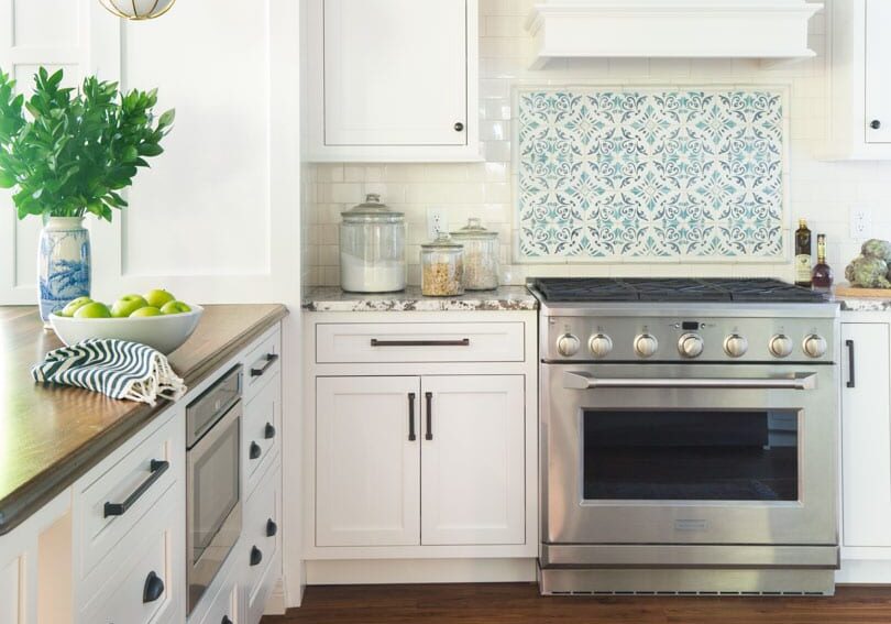 The range tile is a Walker Zanger blue ceramic decorative tile which perfectly fits the charm of the homeowner.